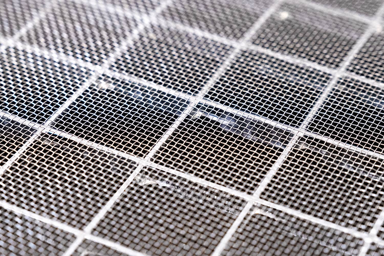 Lichtschachtabdeckung "MASTER", silber eloxierter Rahmen - Edelstahl Gewebe