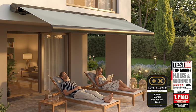 Elektrische Vollkassettenmarkise PROFI auf einer Terrasse